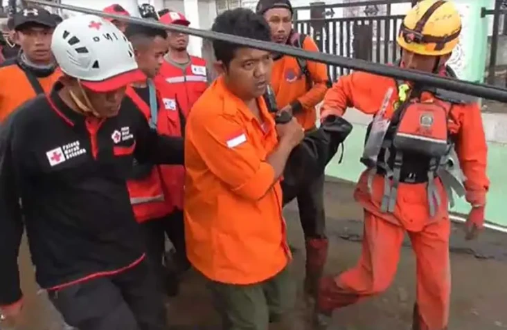 5 Jenazah Korban Banjir...