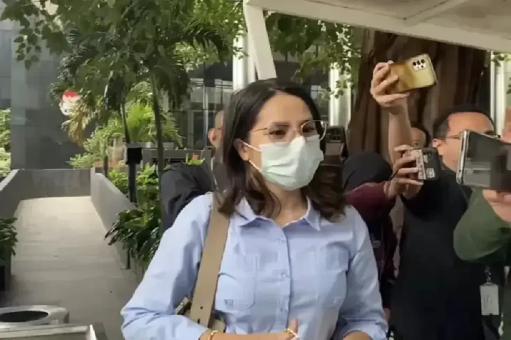 KPK Periksa Penyanyi...