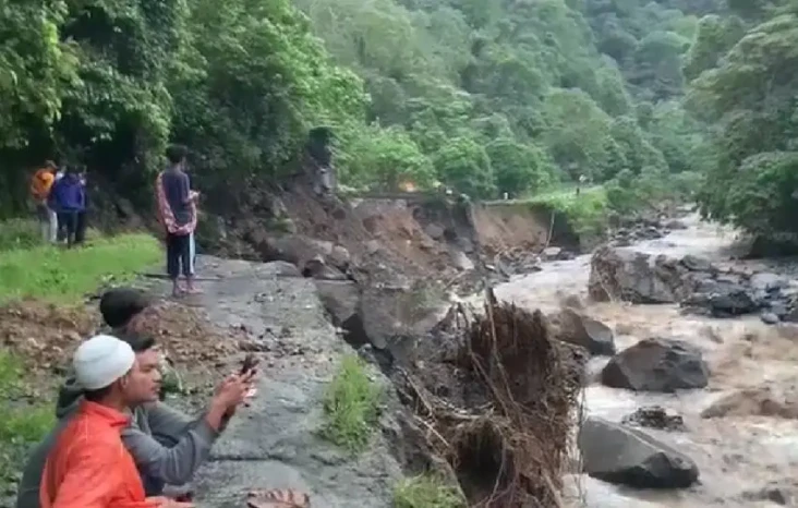 Banjir Sumbar Putus...