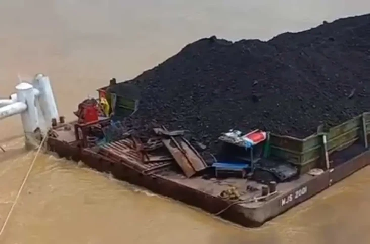 Kapal Tongkang Pengangkut...