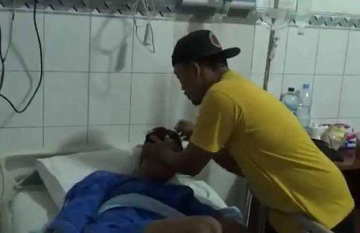Dikeroyok 15 Orang,...