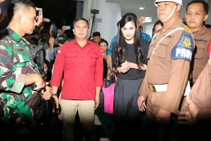 Selain Sandra Dewi,...