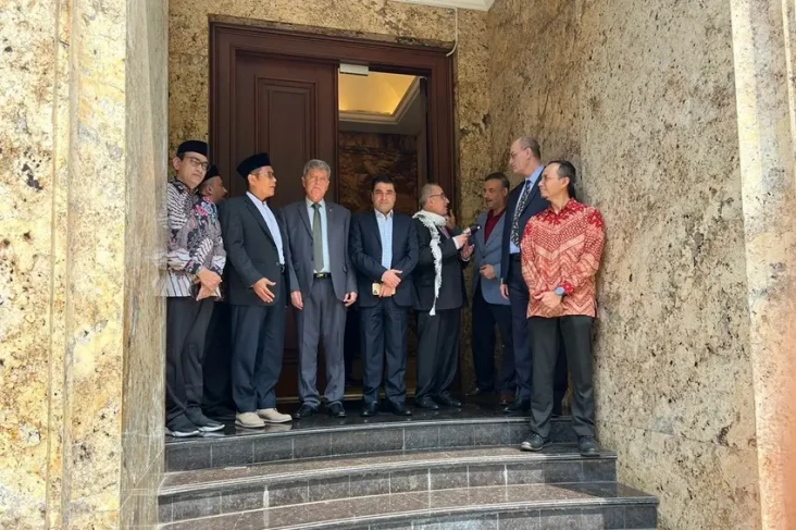 Kiai Cholil Nafis Tegaskan...