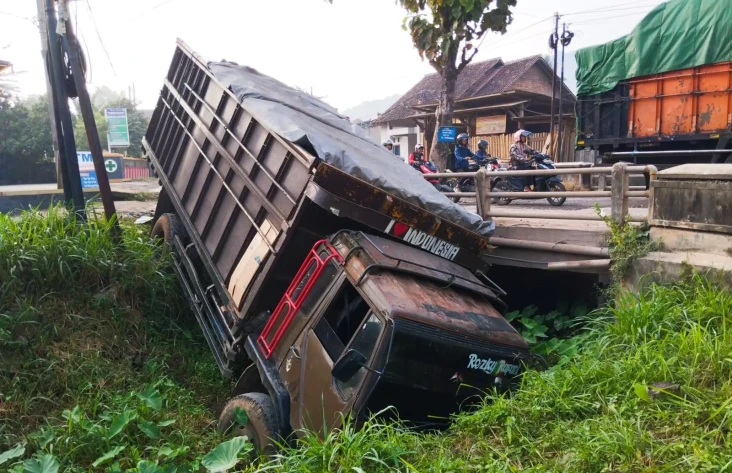 Diduga Rem Blong, Truk...