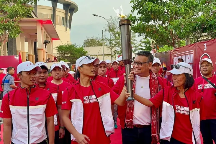 PDIP Lepas Pelari Pembawa...
