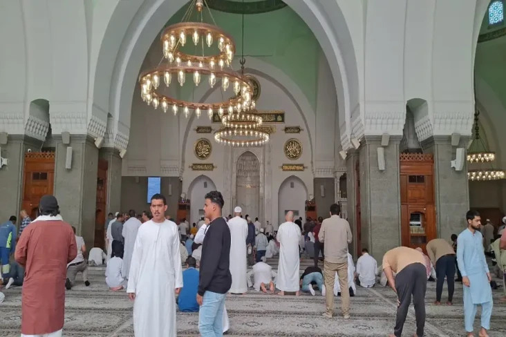 Salat Zuhur di Masjid...