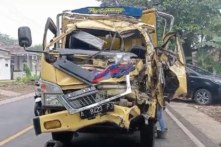 Truk Tabrak Dump Truck...
