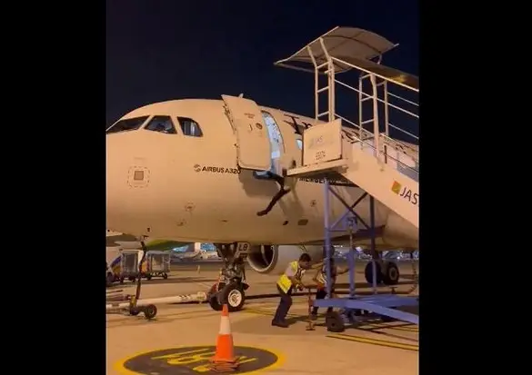 Petugas Jatuh Dari Pintu...