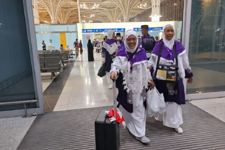 Perlengkapan Haji Wanita...