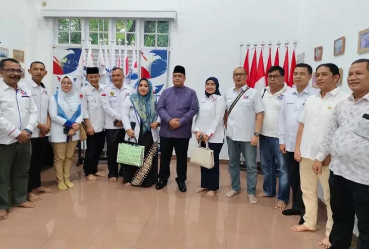 Cagub Riau M Nasir Kunjungi...
