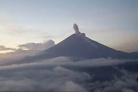Gunung Semeru Erupsi...