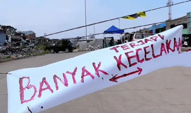 Warga Bandung Blokade...