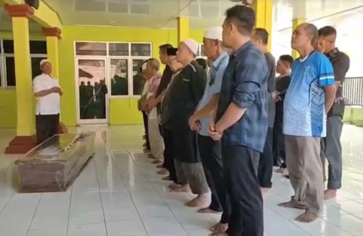 Proses Pemakaman Almarhum...