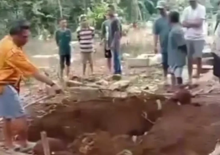 Geger Makam Mahasiswi...