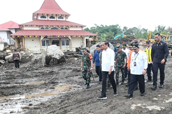 Jokowi Tinjau Lokasi...