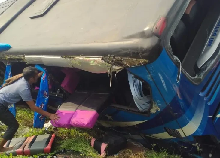 Bus Rombongan Kepala...