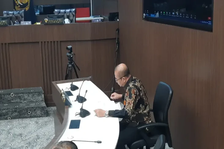 Pakai Batik Hitam, Ketua...
