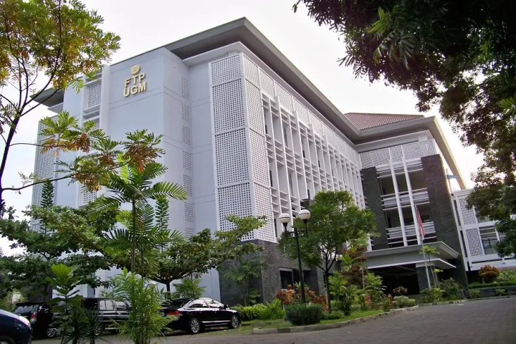 Mahasiswa UGM Sabet...