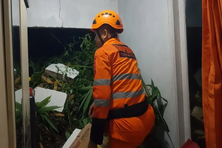 Hujan Deras, Rumah Warga...