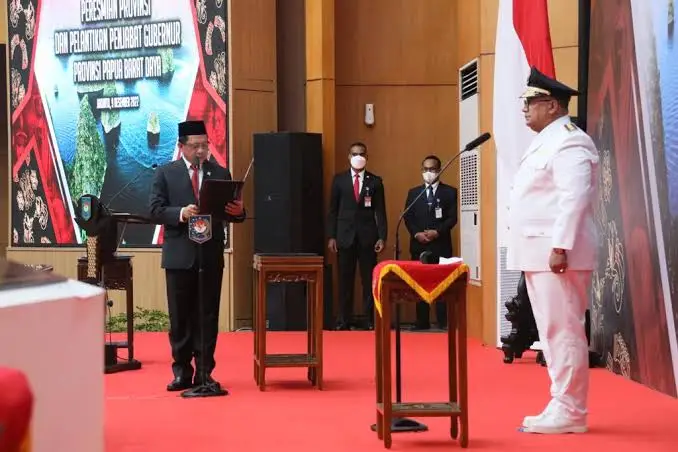 Pengamat Persoalkan...