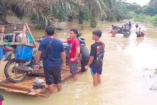 Banjir dan Longsor Terjang...