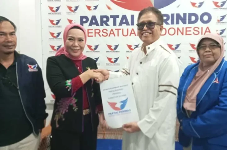 Ambil Formulir di Perindo,...