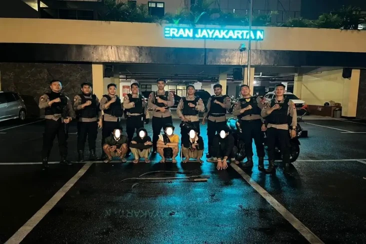 Tenteng Sajam, 5 Remaja...