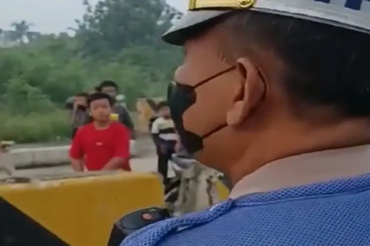 Polisi Bubarkan Bocah-bocah...