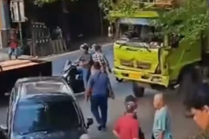Rem Blong, Dump Truk...
