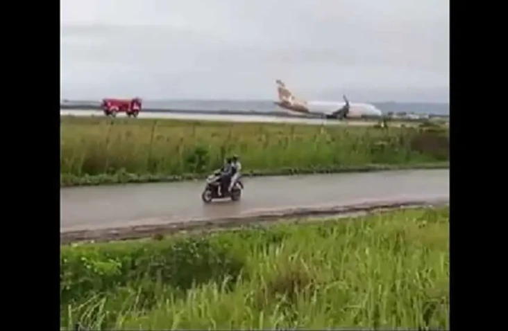 Pesawat Air Jet Tergelincir...