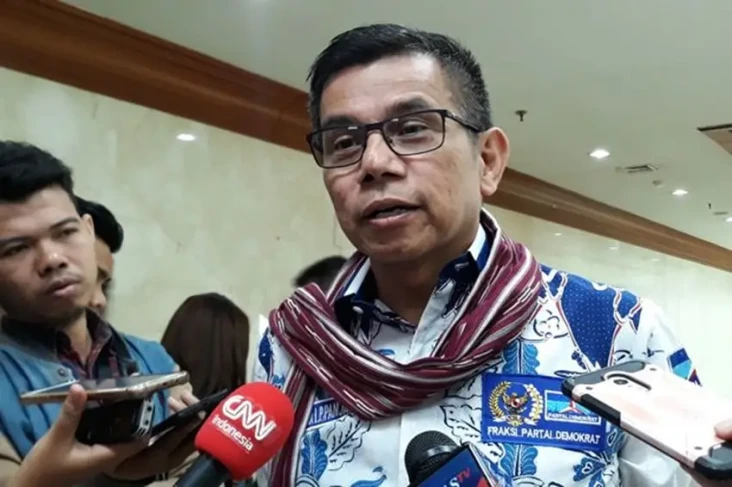 DPR Minta Jokowi Panggil...