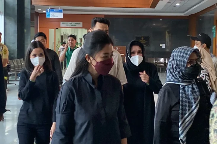 Penampakan Istri, Anak,...