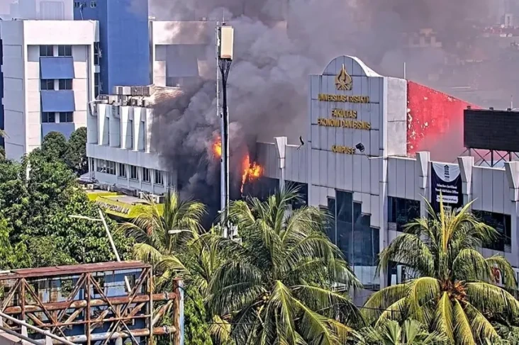 Mobil Terbakar Merembet...