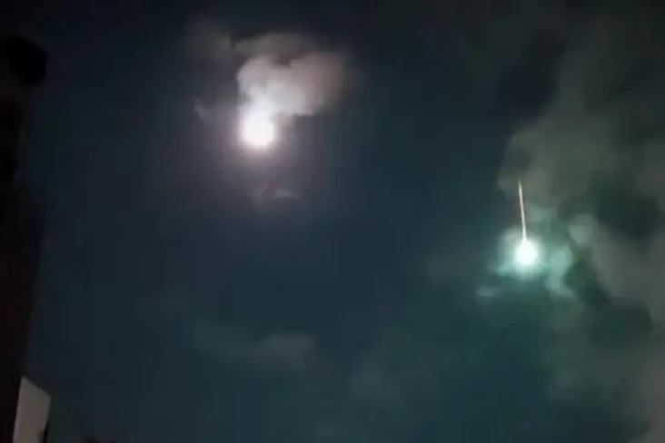 Meteor Biru Melintas...
