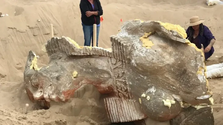 Patung Sphinx yang Terkubur...