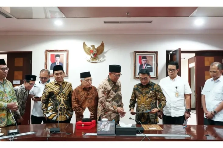 Tak Hanya Syiar Agama,...