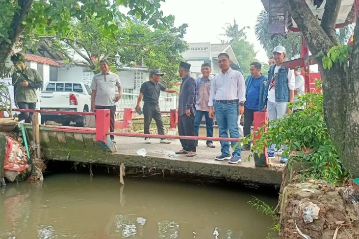 Berdiri di Badan Kali,...