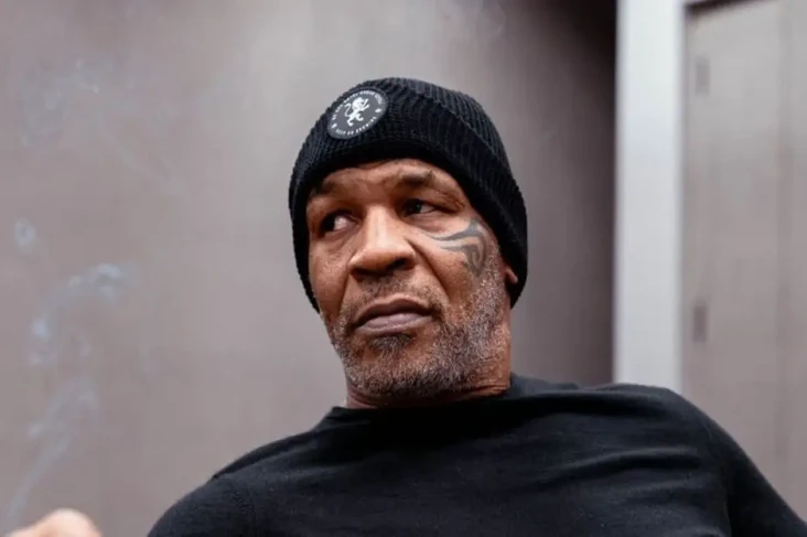 Mike Tyson Ambruk di...