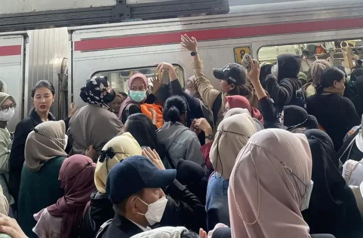 Penumpang Menumpuk di...