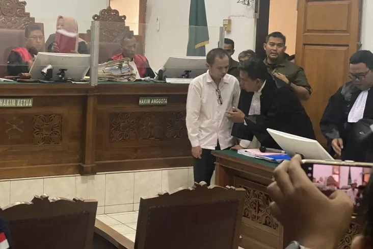 Dituntut Pasal Berlapis,...