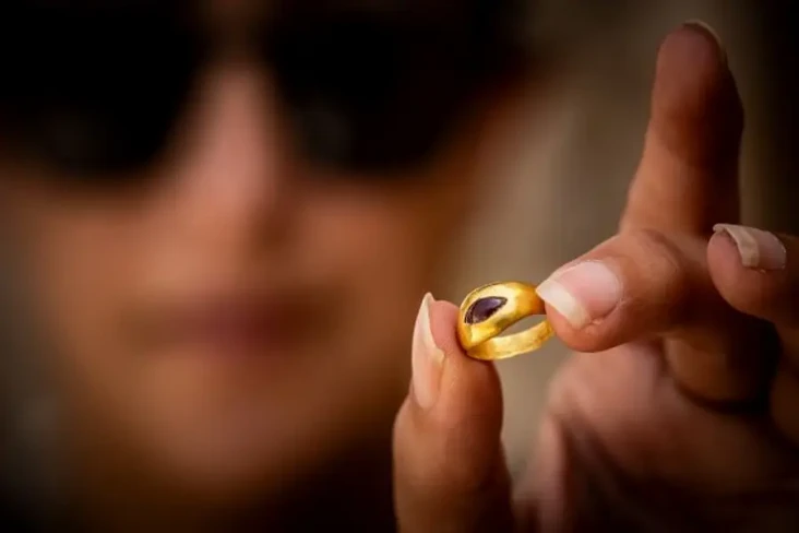 Cincin Emas Kuno dengan...