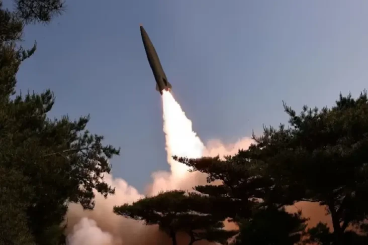 Korea Utara Tembakkan...
