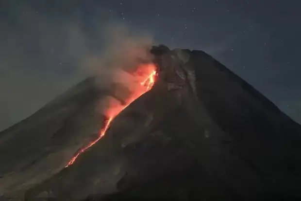 Gunung Merapi Muntahkan...