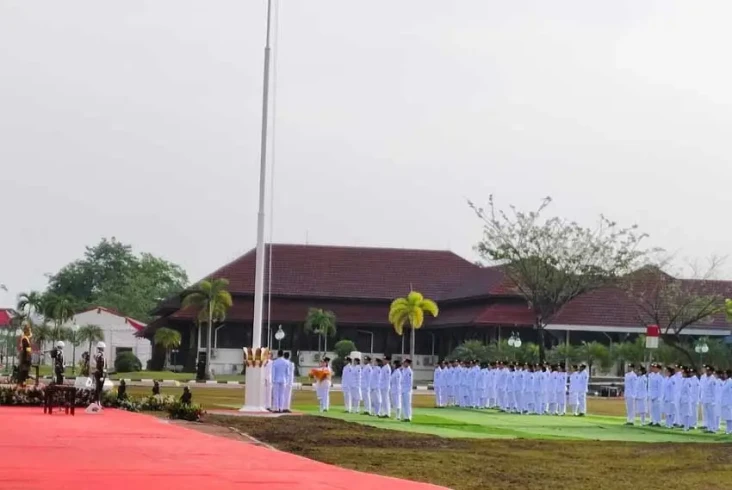 Kenakan Pakaian Adat...