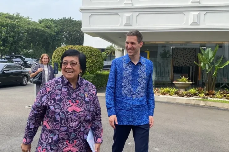 Menteri Lingkungan Hidup...
