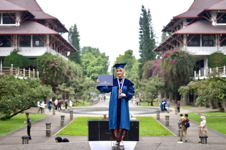 Ini Maya Nabila, Wisudawan...