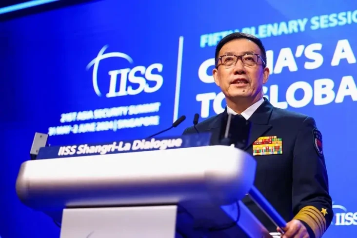 Militer China yang Bersenjata...