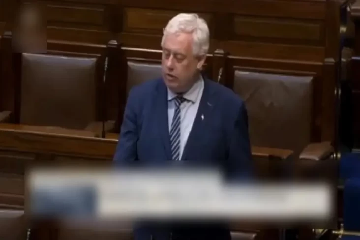 Politisi Irlandia Menangis...