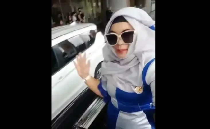 Viral! Emak-emak Ngevlog...