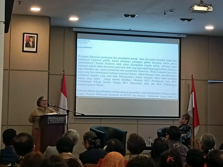 Guru Besar UI: Hukum...